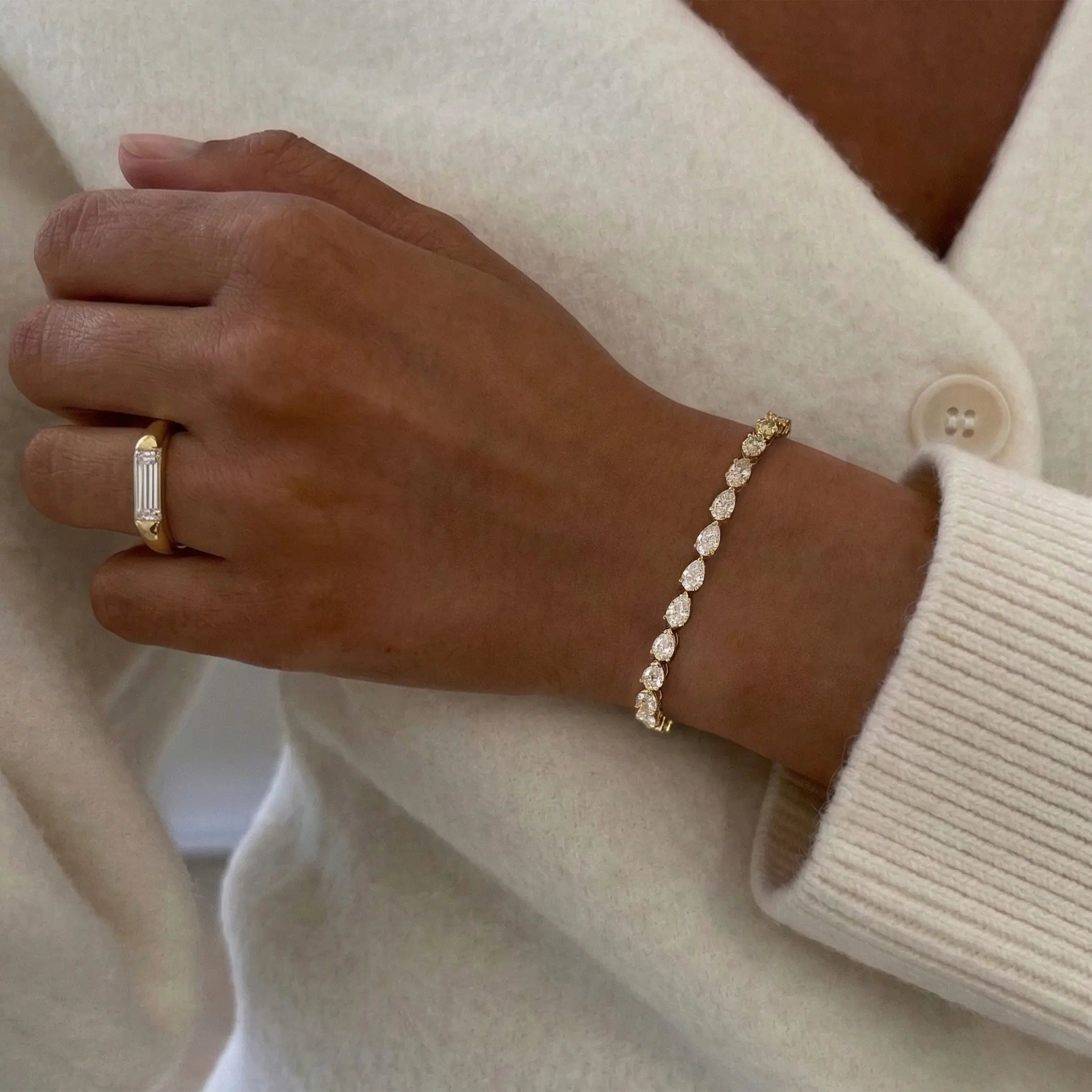 Lab Grown Diamond The Bar Ring in Yellow Gold – Side View | JAUR