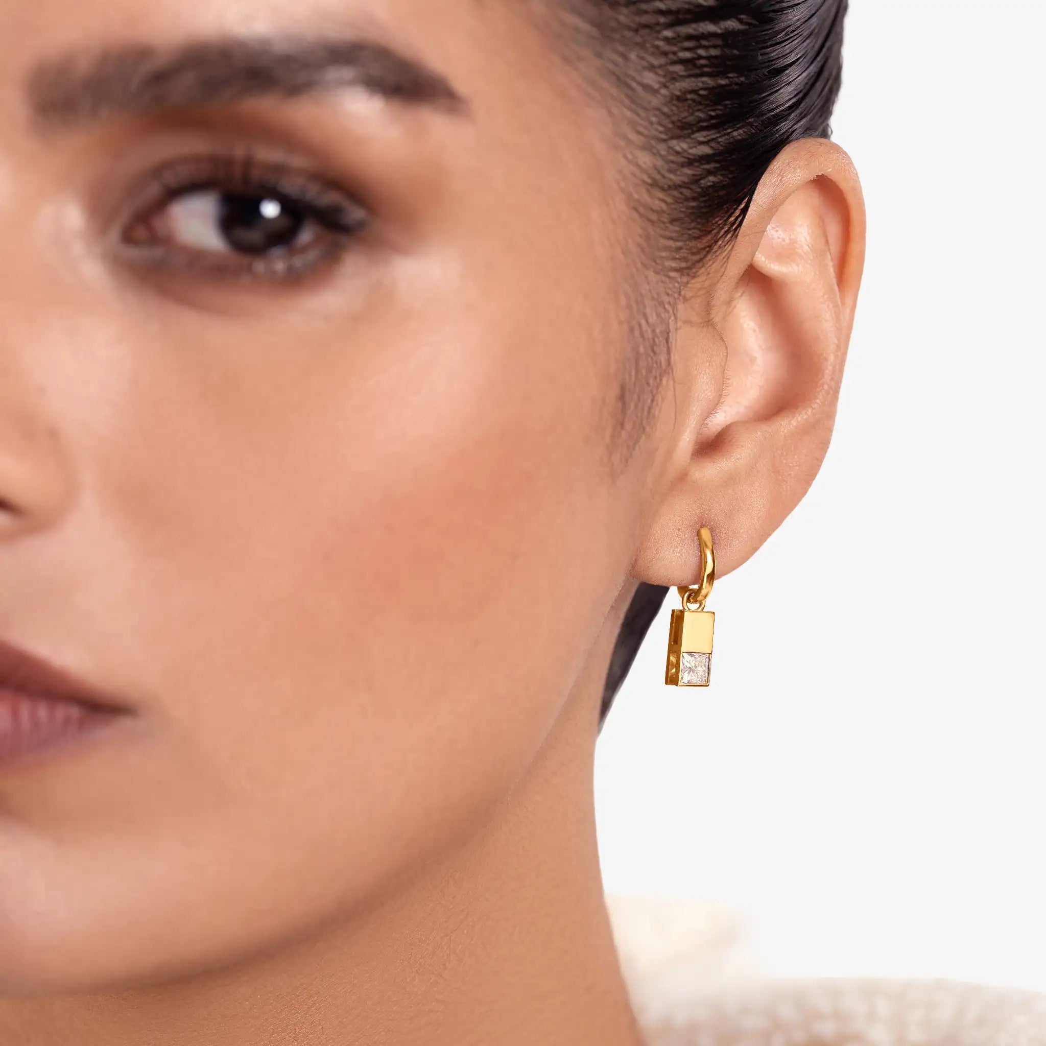 Lab Grown Diamond Formed Baguette Charm in Yellow Gold – Front View | JAUR