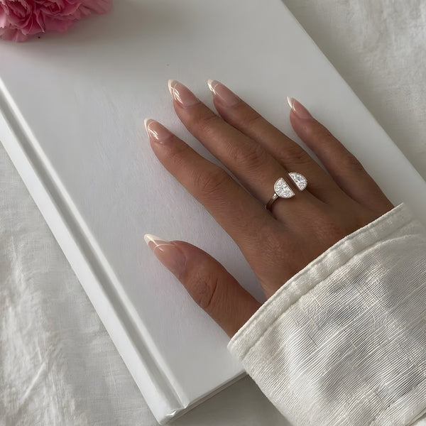 The Lune Ring