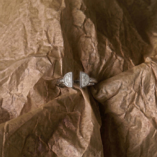 The Lune Ring