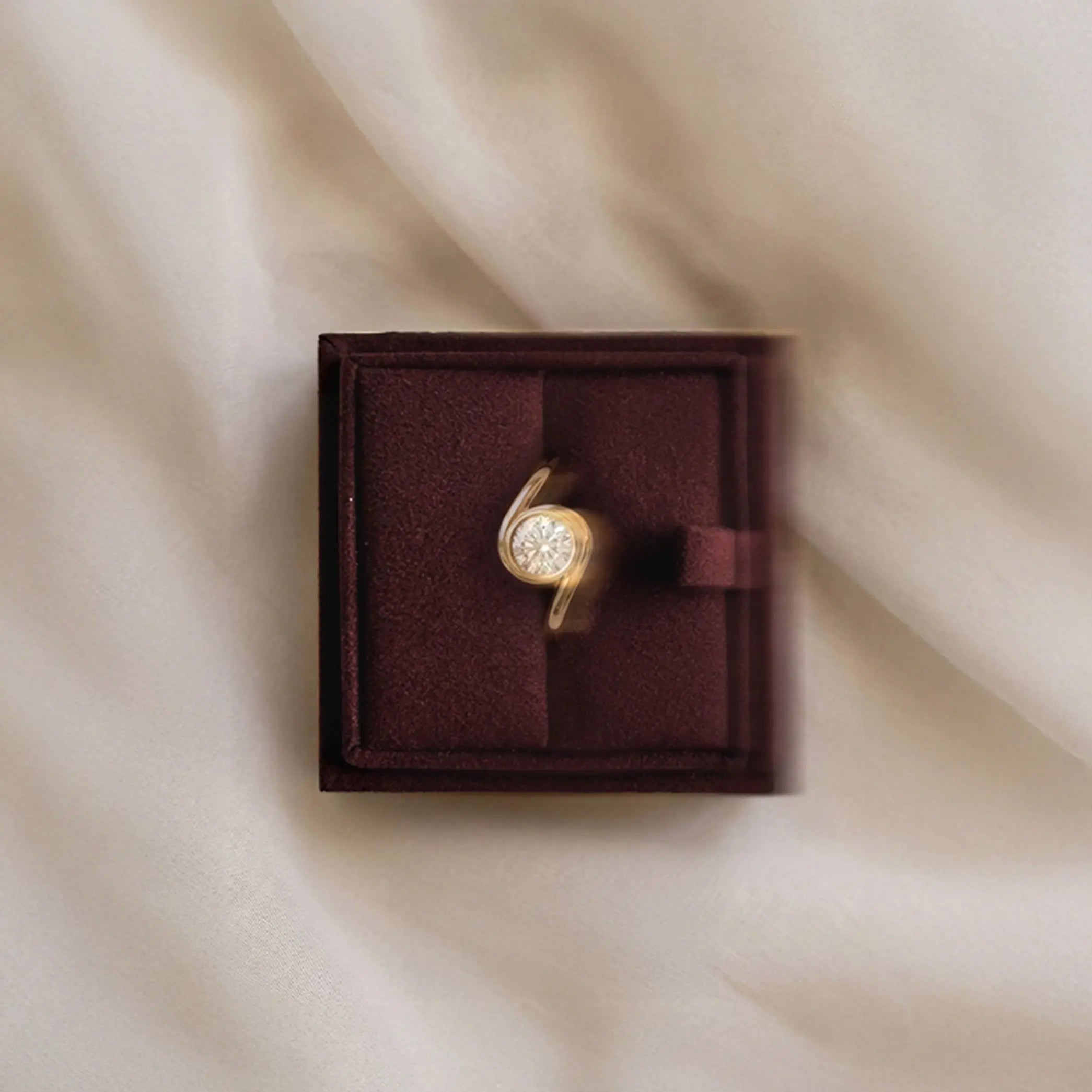 Lab Grown Diamond The Serein Solitaire Twist Ring in Yellow Gold – View 3 | JAUR