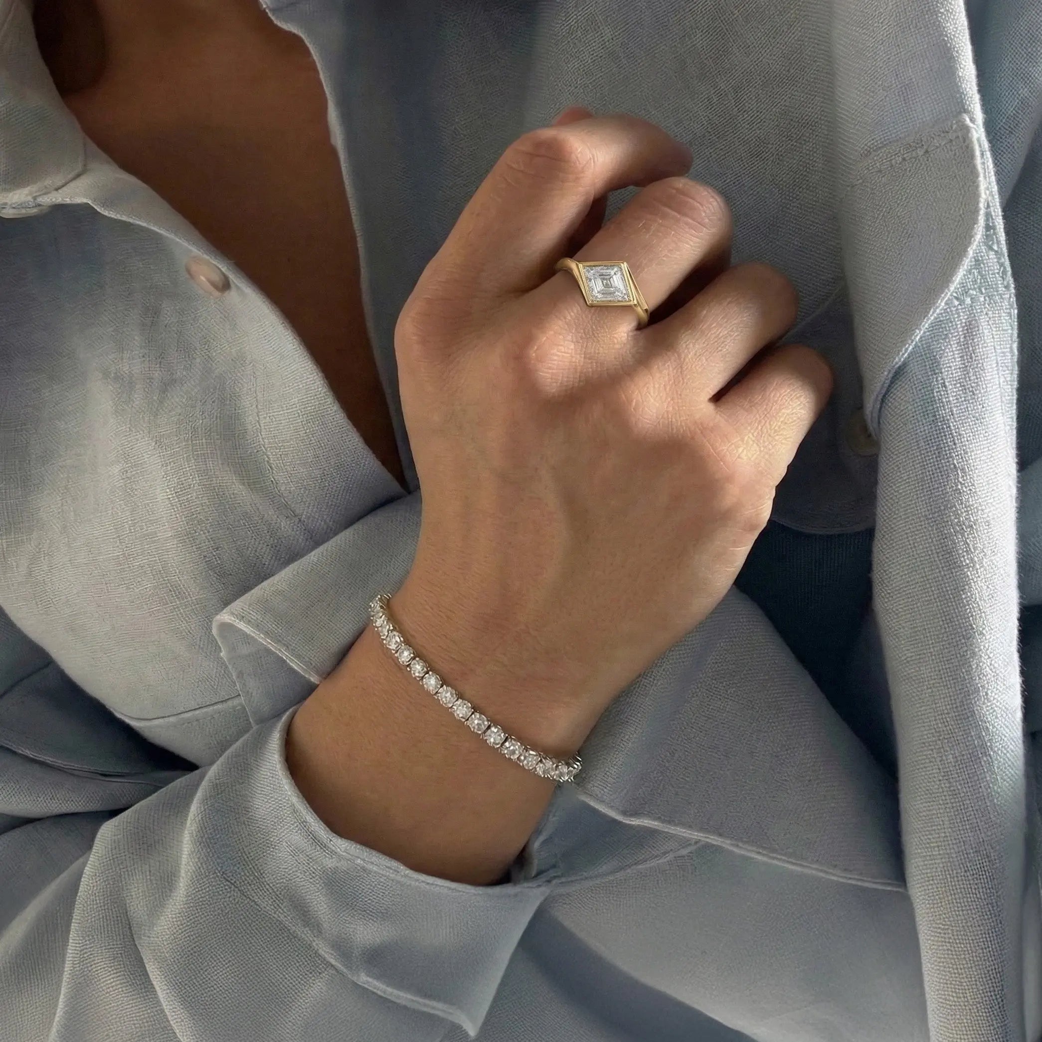 Lab Grown Diamond The Tilt Ring in Yellow Gold – Front View | JAUR