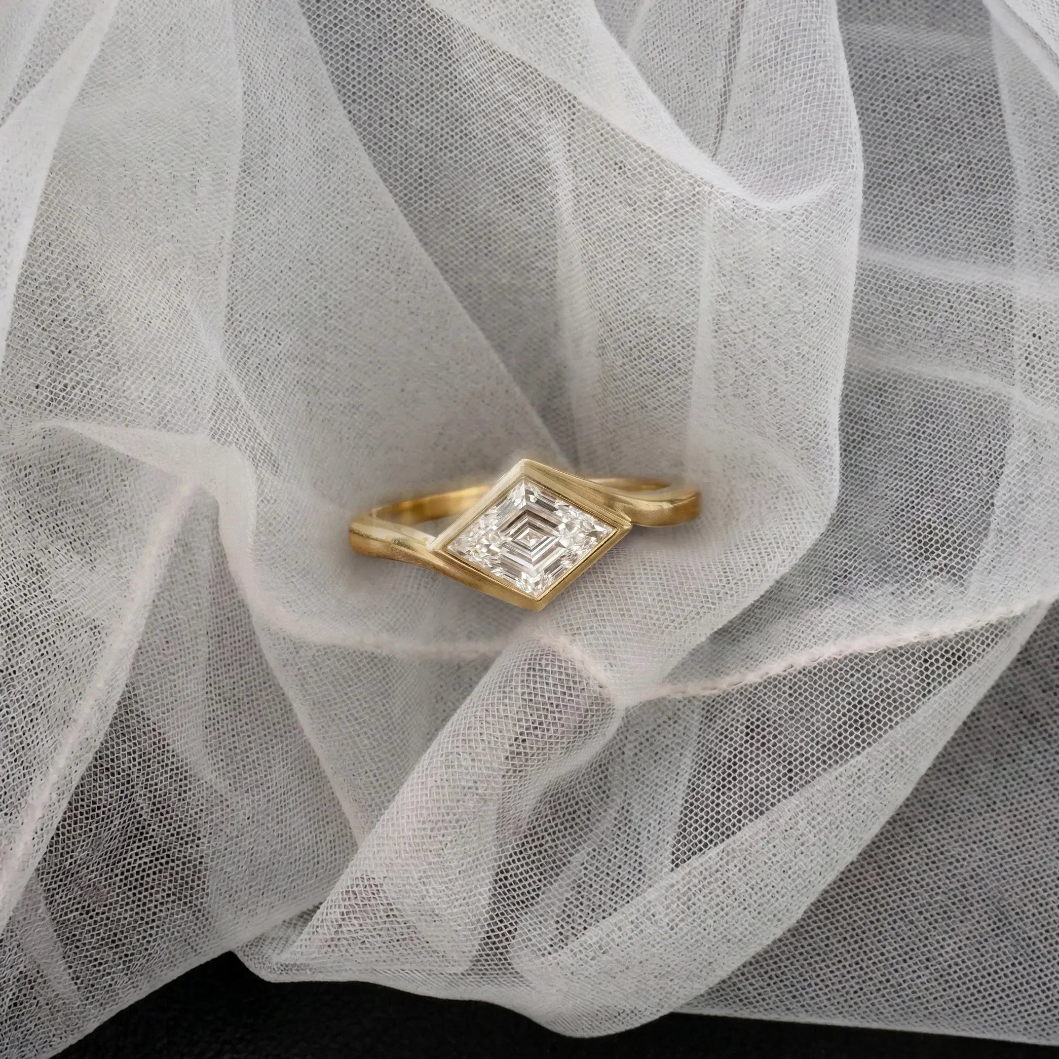 Lab Grown Diamond The Tilt Ring in Yellow Gold – Side View | JAUR