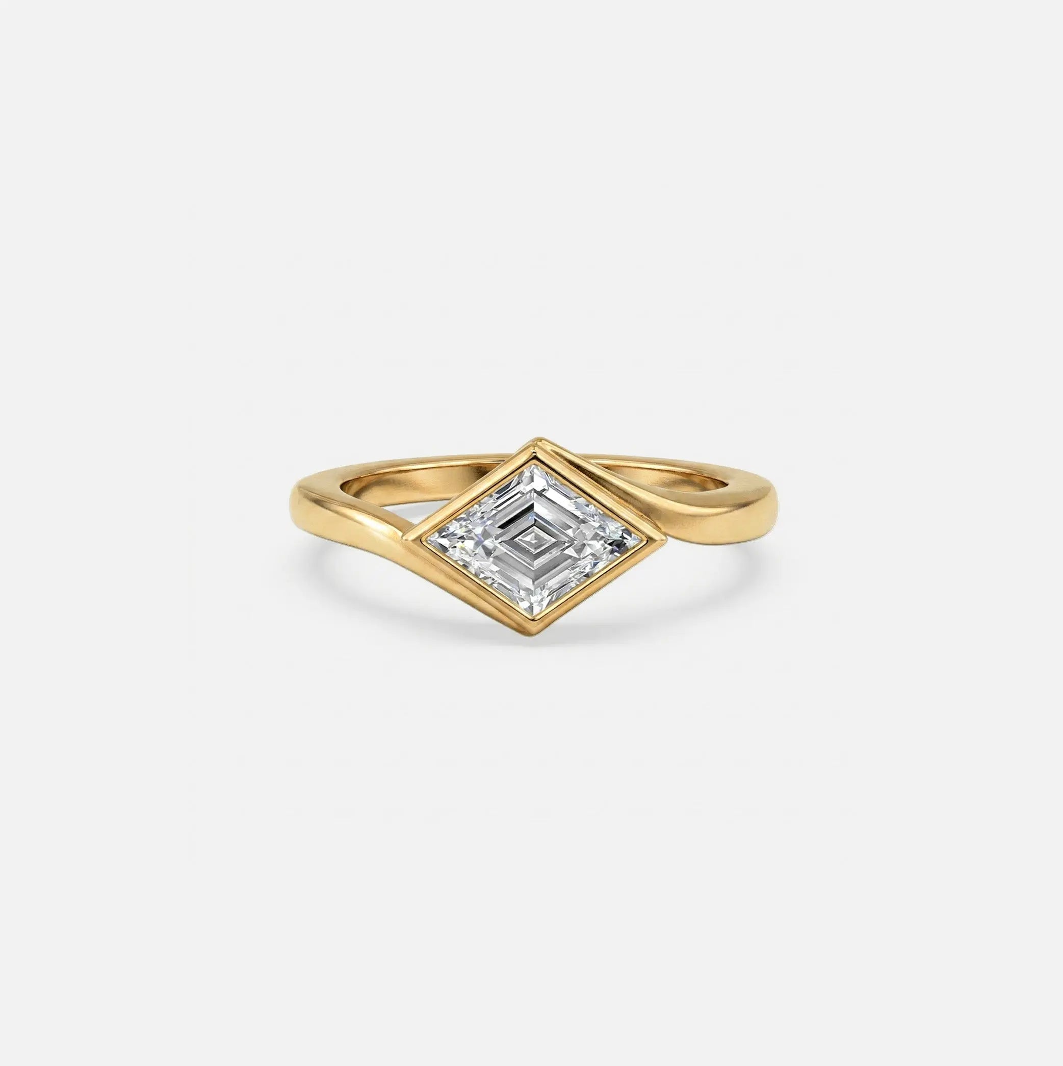 Lab Grown Diamond The Tilt Ring in Yellow Gold – View 4 | JAUR